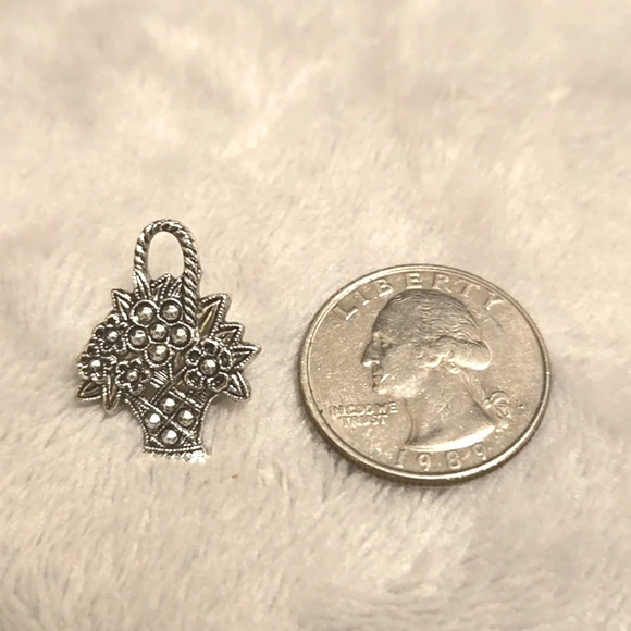 #484 Vintage SIGNED AVON FLOWER LEAF BASKET pin Black silver tone - Picture 5 of 6
